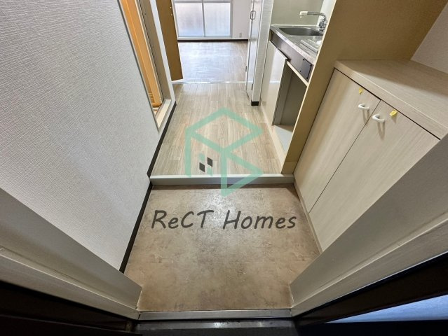 花影中村コーポの玄関