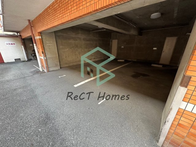 花影中村コーポの駐車場