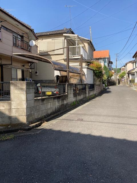 八王子市犬目町の中古一戸建の前面道路含む現地写真| 
