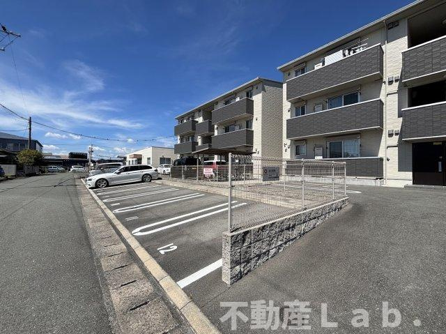 グランカーサはません　B棟の駐車場