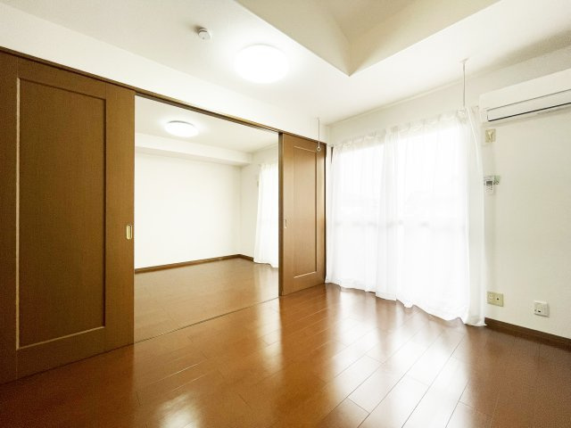 ウィルモア夷山　Ｂ棟の居間・リビング