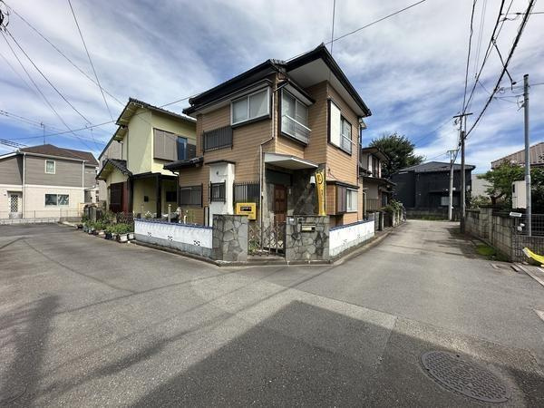 立川市一番町２丁目の中古一戸建の前面道路含む現地写真|２方に面した開放感ある立地の… 