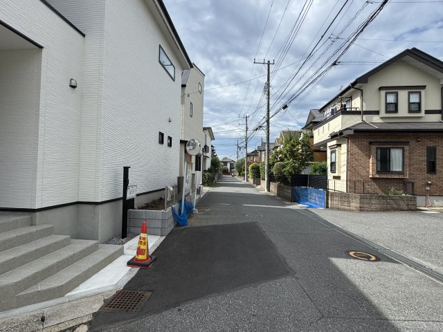 市川市東菅野４丁目新築戸建【北方小学校：7分】の前面道路含む現地写真|北側前面道路・幅員約5.1ｍ
