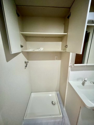 【ランドリースペース】洗濯防水パンの上部に吊戸棚が付いております。 