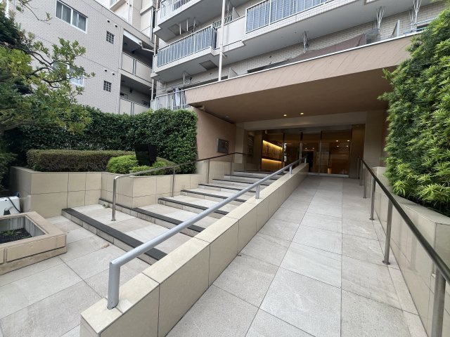 【その他】スロープ付きのエントランス入口になります。 