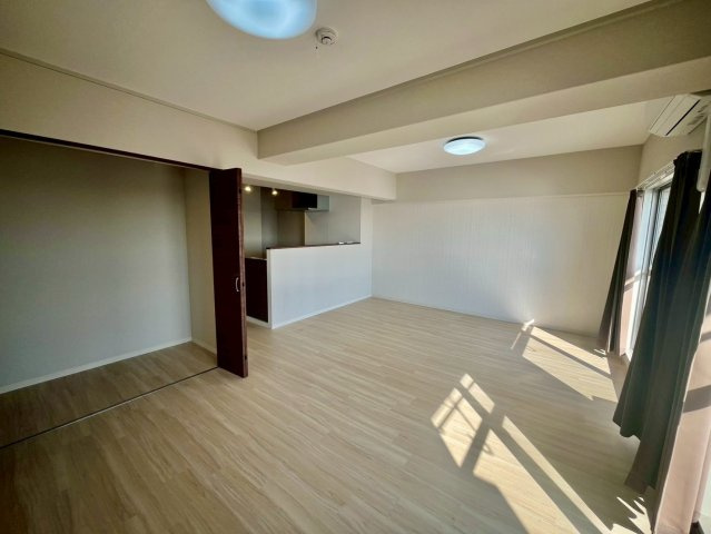 【居間・リビング】 | ライオンズマンション浦安 | 陽当たり良好なリビングダイニングキッチンです。