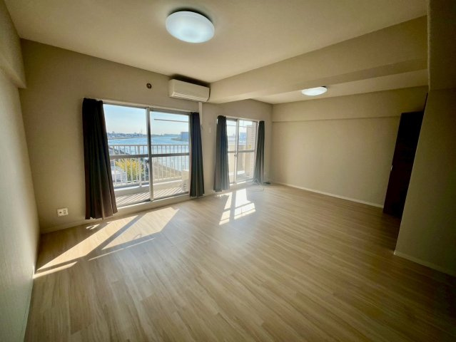 【居間・リビング】 | ライオンズマンション浦安 | 南向きのリビングダイニングキッチンになります。