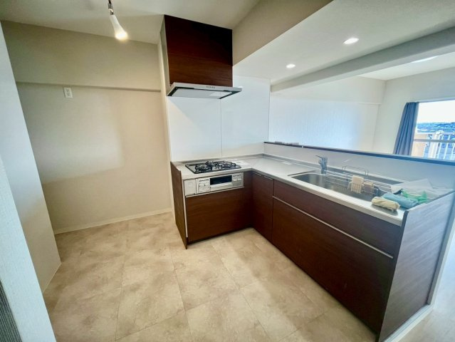 【キッチン】L字型の広々としたキッチンになります。 