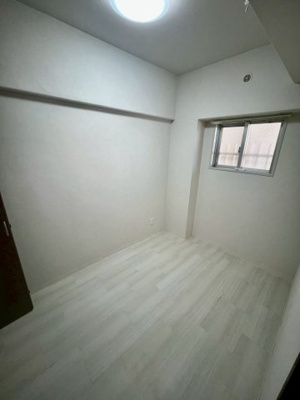 【洋室】 | ライオンズマンション浦安 | 広い収納付きの洋室になります。