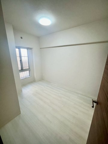 【洋室】寝室に最適な広々とした洋室になります。 