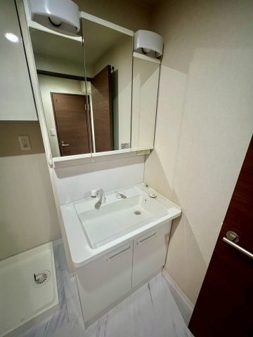 【独立洗面台】三面鏡付きの洗面台になります。 