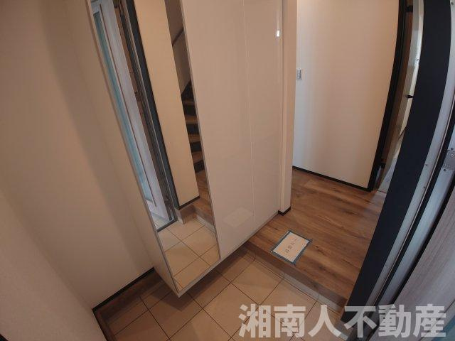 茅ヶ崎市矢畑　新築戸建全2棟　1号棟の玄関|明るい玄関です