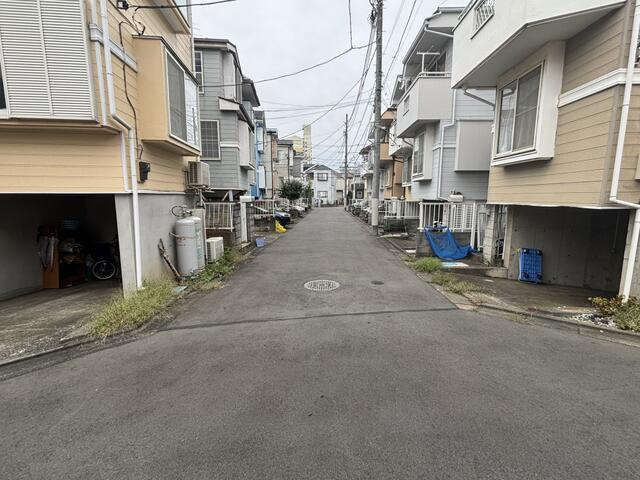 立川市上砂町１丁目の中古一戸建の前面道路含む現地写真| 