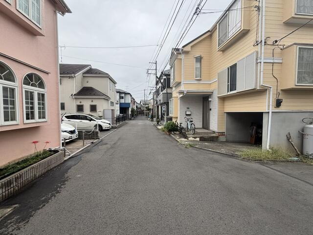 立川市上砂町１丁目の中古一戸建の前面道路含む現地写真| 