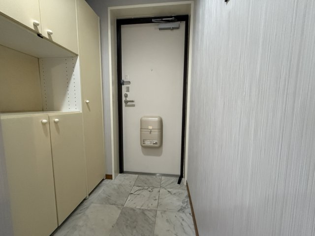 朝日プラザ西舞子の玄関