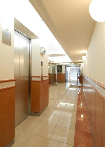 本芝ビルのエントランス