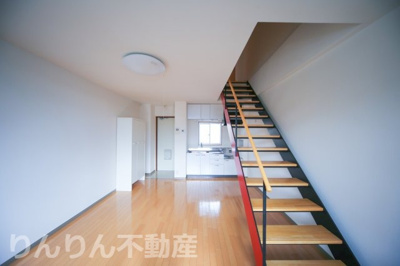 【居間・リビング】 | クレスト新浜B | ゆったりとしたリビングです