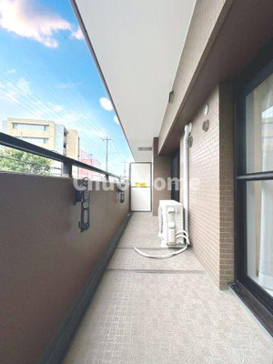 【バルコニー】 | ファミール亀有壱番館 | 【バルコニー】幅もあって、奥行きもあるゆとりのバルコニー。洗濯物を干したり乾かしたりだけでなく、ただ出てみるだけでも気持ちいいですよ。