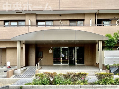 【エントランス】 | ファミール亀有壱番館 | 【エントランス】マンションのエントランスは、その物件の印象を決める、顔とも言える場所です。毎日通る場所ですからきれいなのが一番です。エントランス内はオートロックですので暮らしの安全も確保されています。