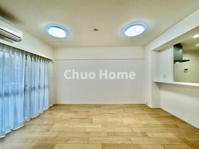 【キッチン】 | ファミール亀有壱番館 | 視界に広がりを生むオープンなキッチン。料理や片付けをしながら、家族との会話を楽しんだり、リビングで遊ぶ子どもを見守れます。ご見学時には家具の配置などもイメージしながらぜひご覧になって見て下さい。