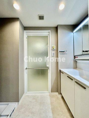 【脱衣所】 | ファミール亀有壱番館 | 【洗面所】明るい洗面所は朝をすっきりさせてくれる空間です。バタバタしている忙しい朝でも収納が多い洗面台では短い時間で効率良く支度ができます。