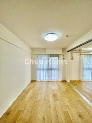 【洋室】 | ファミール亀有壱番館 | 【洋室】快適に過ごす条件は、一人ひとり違います。だからこそ飾り過ぎないシンプルな内装と偏り過ぎないデザインで統一しております。居住していく中でオーナー様だけの【マイホーム】に創り上げて下さい