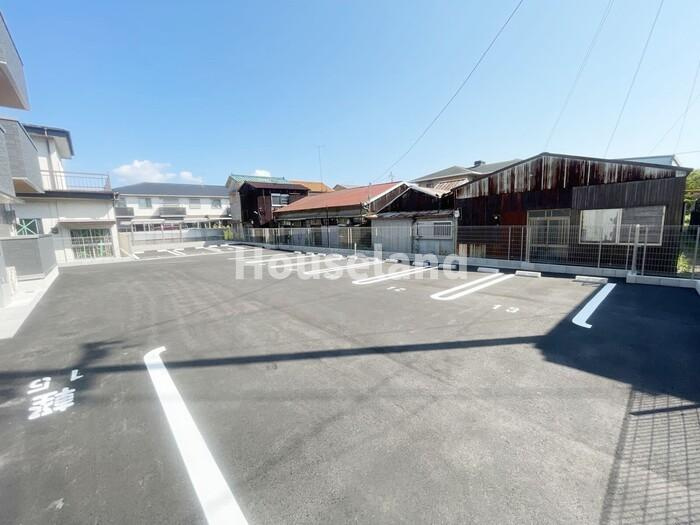 トリシアシャトーの駐車場