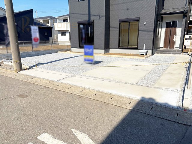 古河市下辺見第6　新築戸建て　4号棟の駐車場|カースペースは3台完備。ゲスト用のスペースも確保できますね♪