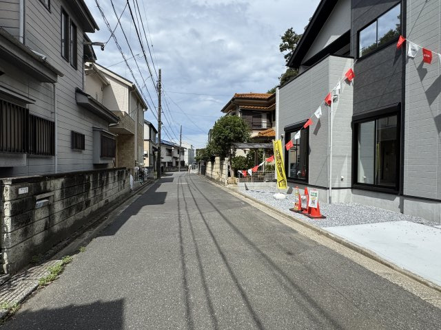 市川市曽谷４丁目新築戸建【曽谷小学校：6分】の前面道路含む現地写真|南側前面道路・幅員約5ｍ