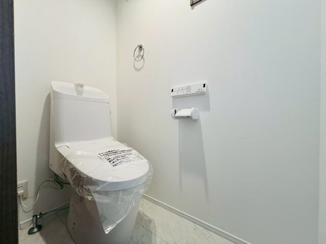 【トイレ】 | 練馬区旭丘２丁目　新築戸建て | 落ち着いた雰囲気で、快適に利用できるトイレ空間です