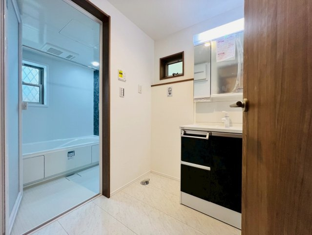 【洗面所】 | 練馬区旭丘２丁目　新築戸建て | 収納力のある洗面化粧台で、身支度もすっきり快適です