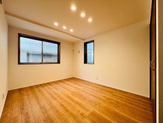 【洋室】 | 練馬区旭丘２丁目　新築戸建て | 明るい採光が入り、寝室や子ども部屋に使いやすい洋室です