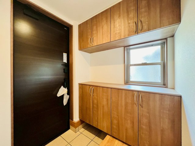 【玄関】 | 練馬区旭丘２丁目　新築戸建て | 落ち着いた雰囲気で、住まいの顔にふさわしい玄関です