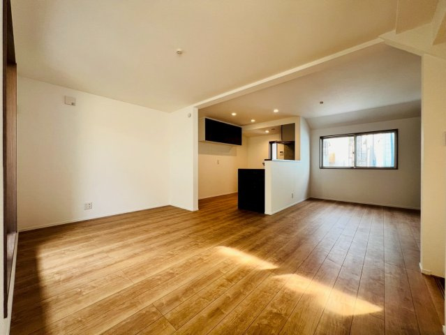 【居間・リビング】 | 練馬区旭丘２丁目　新築戸建て | 明るい陽光が差し込む、家族が自然と集まる心地よいLDK空間