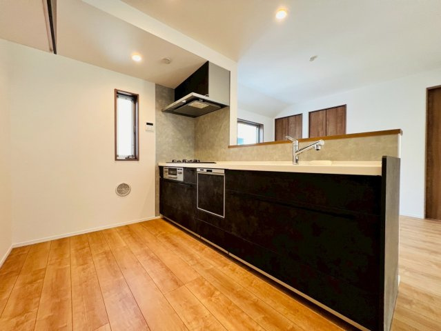 【キッチン】 | 練馬区旭丘２丁目　新築戸建て | 家族と会話を楽しみながら料理ができる、使いやすいキッチンです