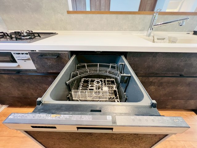 【キッチン】 | 練馬区旭丘２丁目　新築戸建て | 家事の負担を軽減し、忙しい毎日をサポートする食洗機付きです