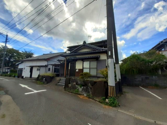 宇土市城之浦町の中古一戸建の前面道路含む現地写真
