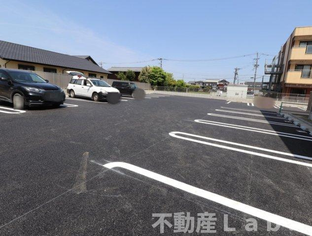 ホワイト　オゥルⅡの駐車場