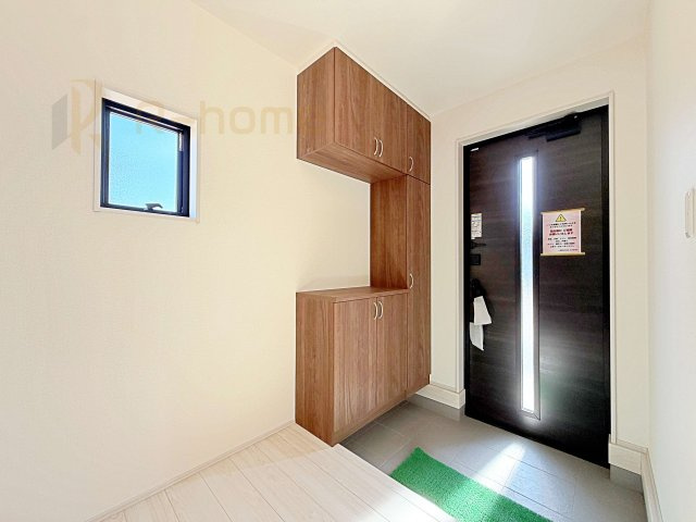 古河市下辺見第6　新築戸建て　6号棟の玄関|気持ちよくご家族やゲストを送迎できる穏やかな雰囲気の玄関♪大きな下駄箱で玄関廻りスッキリ♪