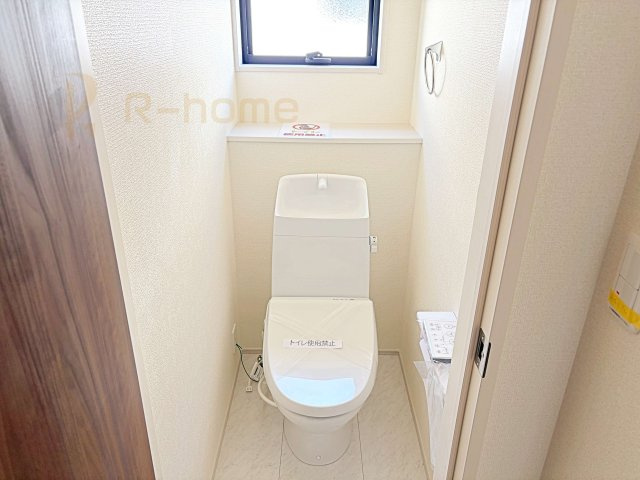 古河市下辺見第6　新築戸建て　6号棟のトイレ|小窓が付いた明るいトイレ♪
温水洗浄便座付きです。