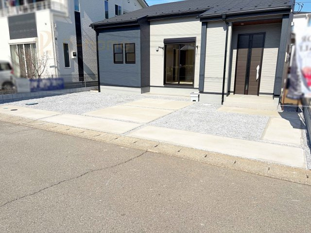 古河市下辺見第6　新築戸建て　6号棟の駐車場|カースペースは3台完備。ゲスト用のスペースも確保できますね♪