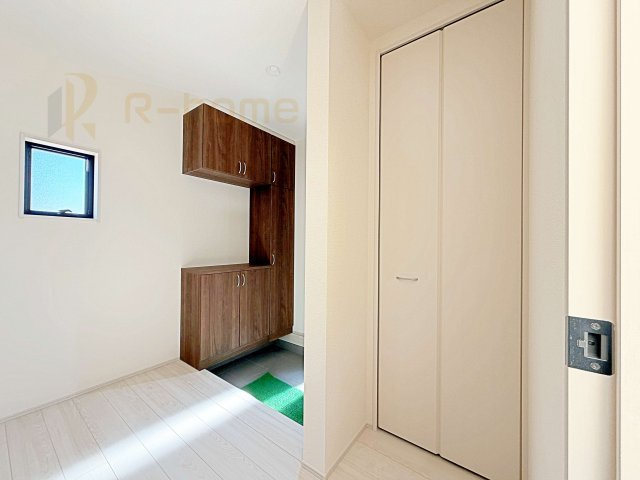 古河市下辺見第6　新築戸建て　6号棟の収納|掃除用具などの収納に便利なホール収納！家族で活用できる嬉しい収納スペース♪