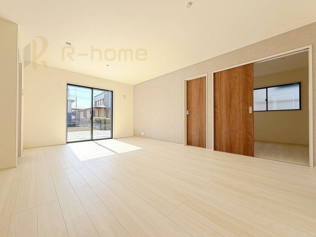 古河市下辺見第6　新築戸建て　6号棟の居間・リビング|広々とした余裕のあるリビングです♪大きな窓からは自然光が届きます。