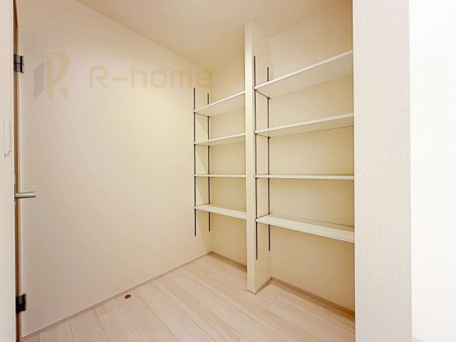 古河市下辺見第6　新築戸建て　6号棟の収納|キッチンにはパントリーを設置！キッチン回りの整理整頓の悩みも解決♪