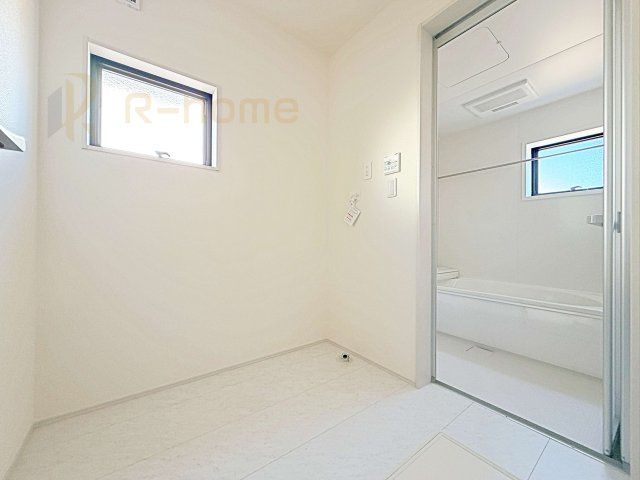 古河市下辺見第6　新築戸建て　6号棟のその他|広々としたランドリールーム！お洗濯関連の家事がはかどる嬉しいスペース♪