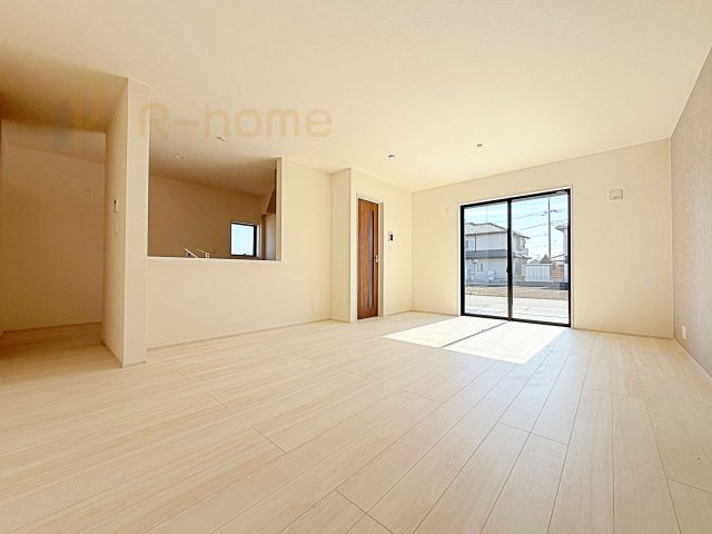 古河市下辺見第6　新築戸建て　6号棟の居間・リビング|広くてとっても明るいLDK♪ストック品などの収納に便利なパントリー付き♪