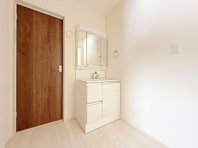 古河市下辺見第6　新築戸建て　6号棟の洗面所|清潔感溢れる洗面台は嬉しい三面鏡付き。洗剤や歯ブラシなどもすっきり収納できます♪