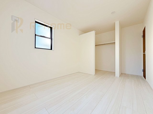 古河市下辺見第6　新築戸建て　6号棟の洋室|収納便利なウォークインクローゼット付きの洋室♪
明るく風通しの良いお部屋です♪