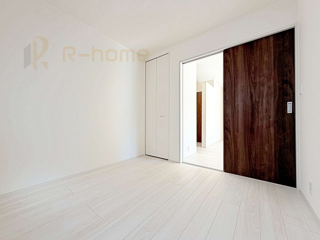 古河市下辺見第6　新築戸建て　6号棟の洋室|どんな部屋家具も合わせやすいシンプルな洋室！
たっぷりの日差しと心地よい風が舞い込む住まい♪