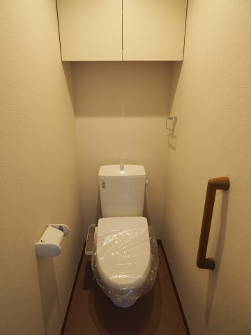 ホールインワンのトイレ|手すりがついてる優しいトイレ